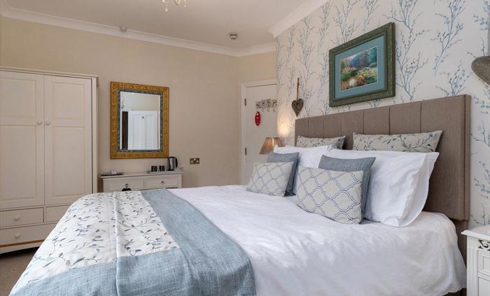 Stylish King Iris with ensuite walk in wall and rain shower